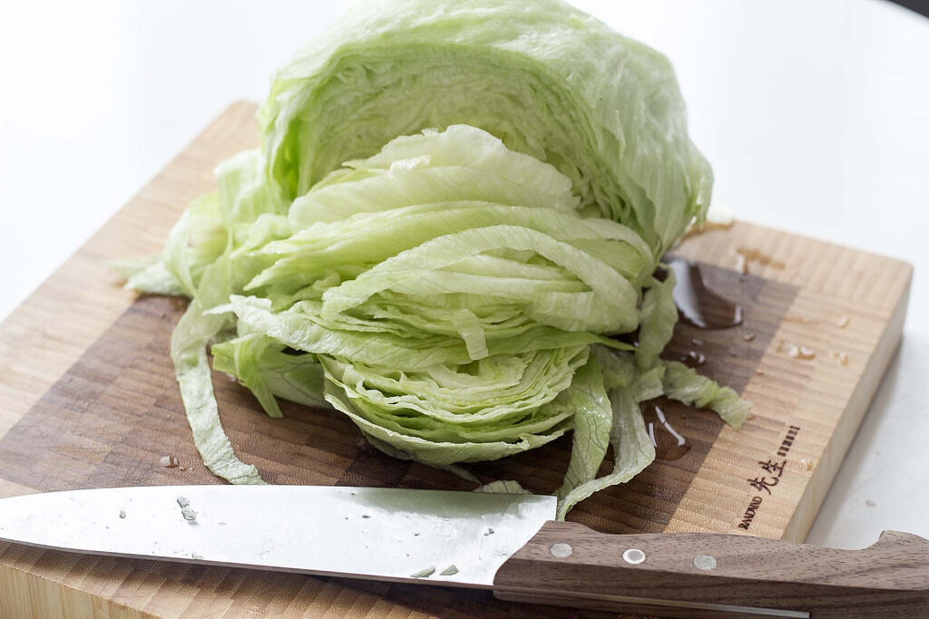 Guía de cómo: limpiar y cortar la lechuga iceberg de forma rápida