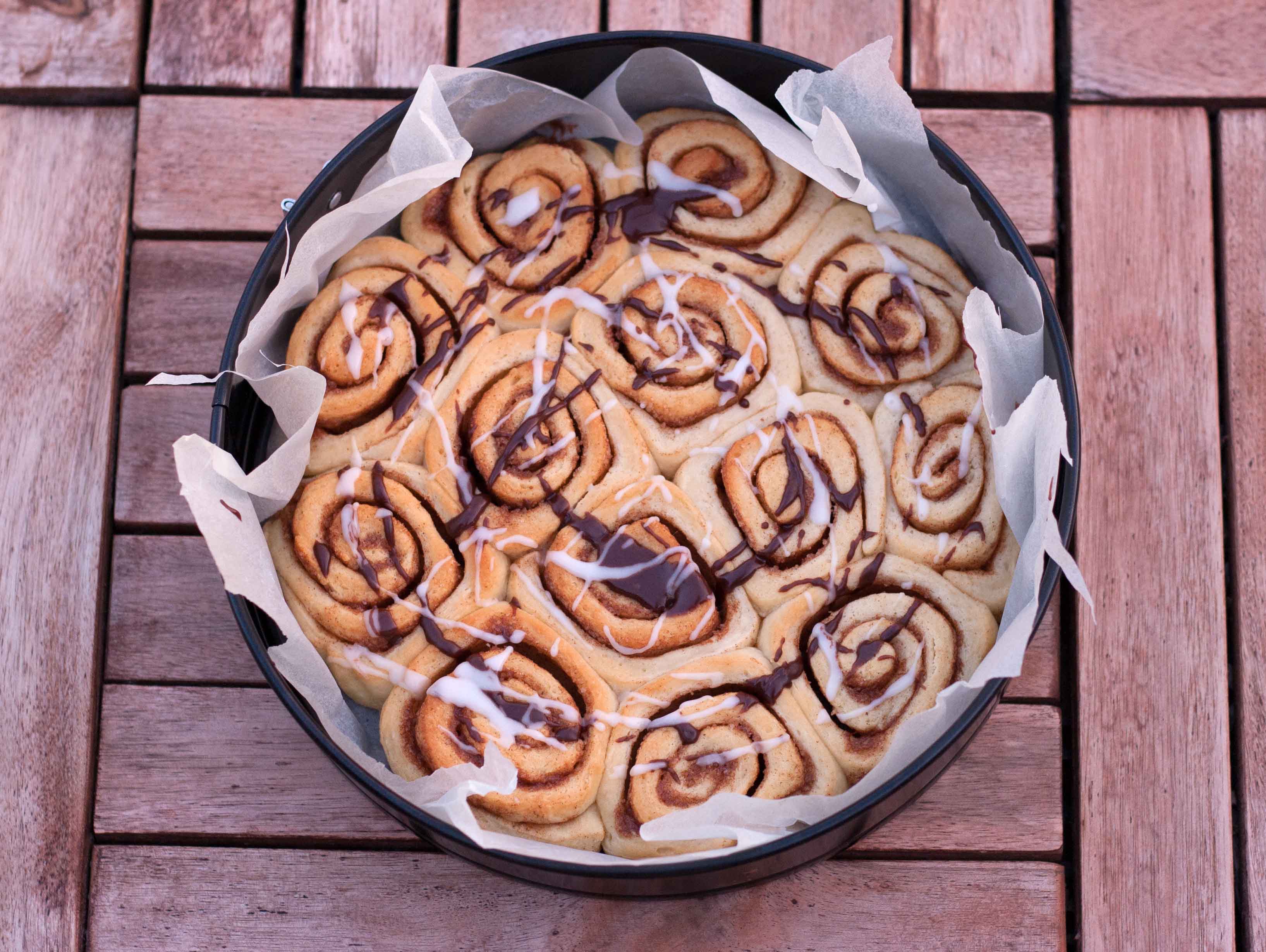 Recipe for homemade Cinnamon buns (rolls) - with no dry edges!