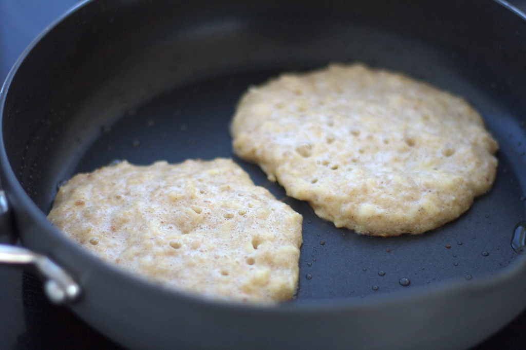 Recipe for Nordic Healthy Pancakes with Oats and Apples