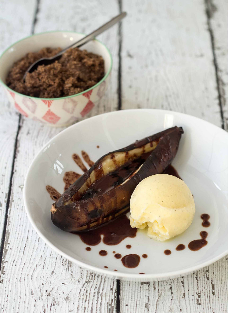 Recipe for Grilled Banana with Vanilla Ice Cream and Chocolate Sauce