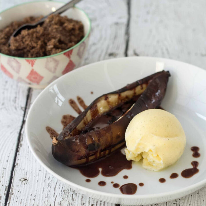 Recipe for Grilled Banana with Vanilla Ice Cream and Chocolate Sauce