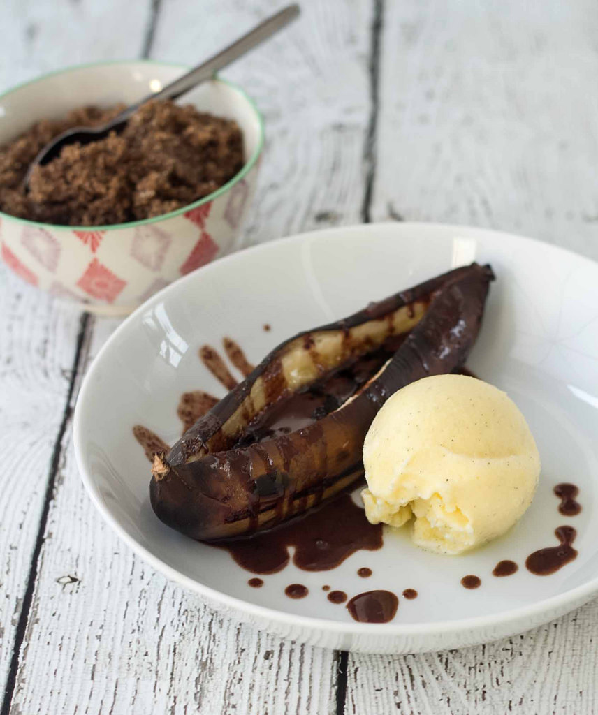 Recipe for Grilled Banana with Vanilla Ice Cream and Chocolate Sauce