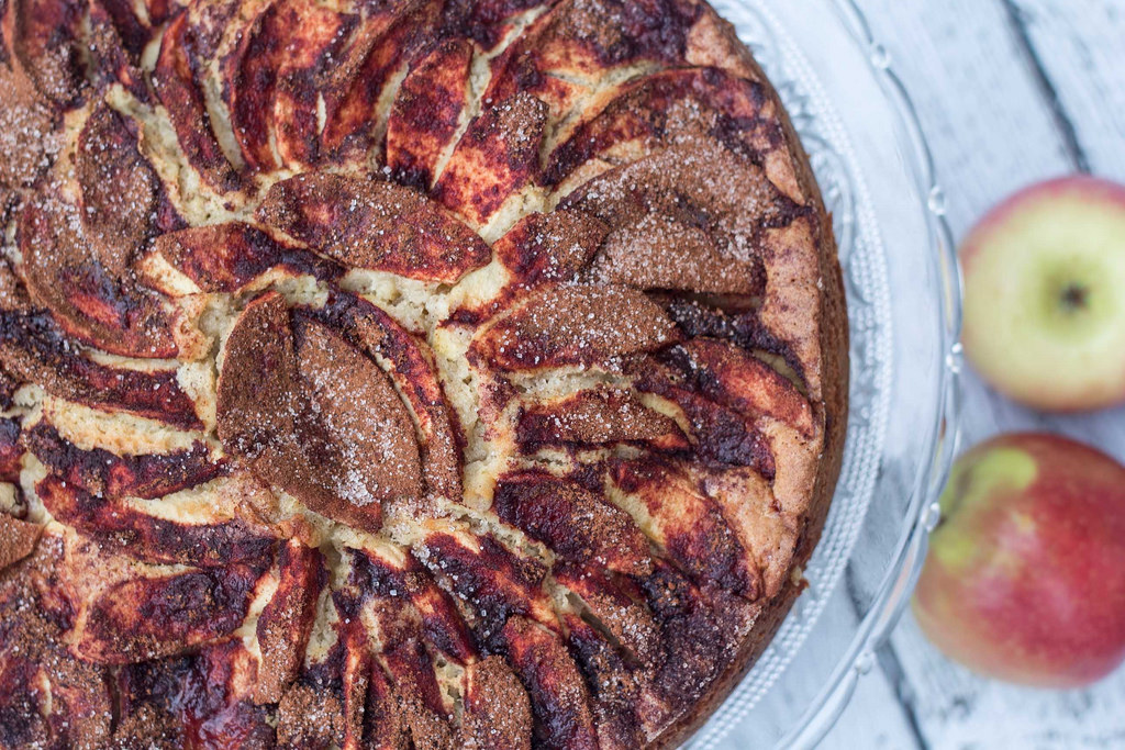 Recipe for Nordic Apple Cake with Cinnamon