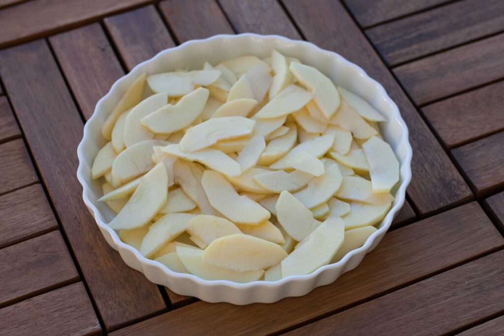 Recipe for super easy Cinnamon Crumble Apple Pie