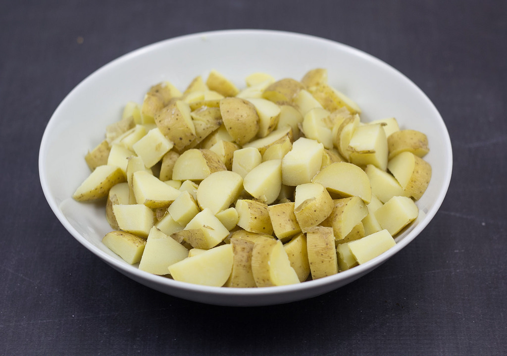 Картошка в кожуре на сковороде. Жареная картошка с кожурой. Жареная картошка на сливочном масле. Жареный картофель Московский со сливочным маслом. Можно ли пожарить картошку с кожурой.