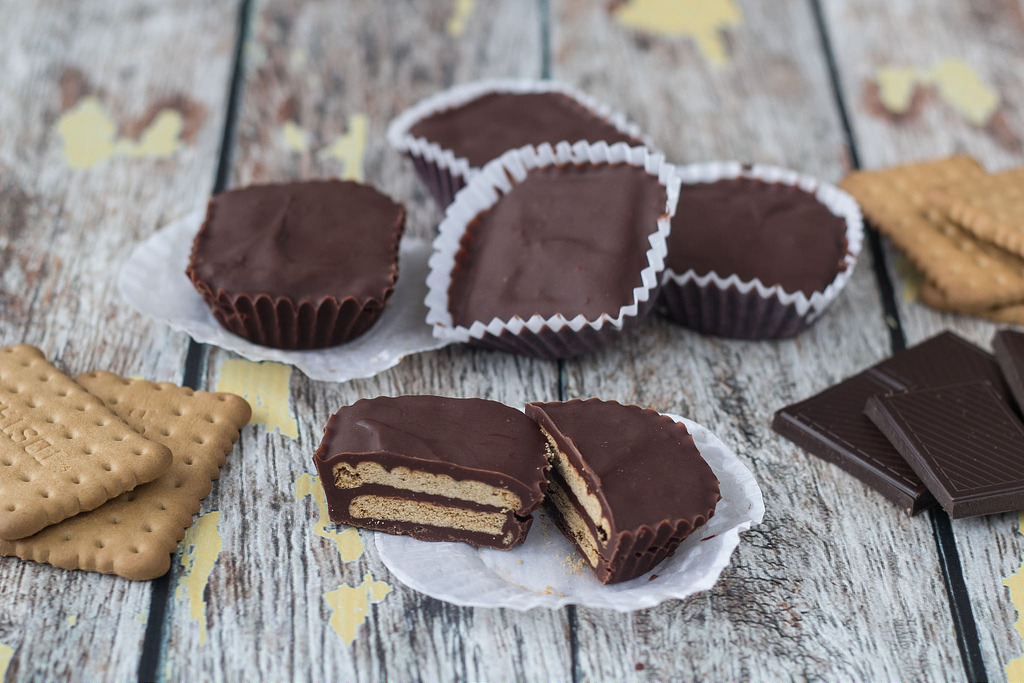 Recipe for mini Danish Chocolate Biscuit Cake (mini kiksekage)
