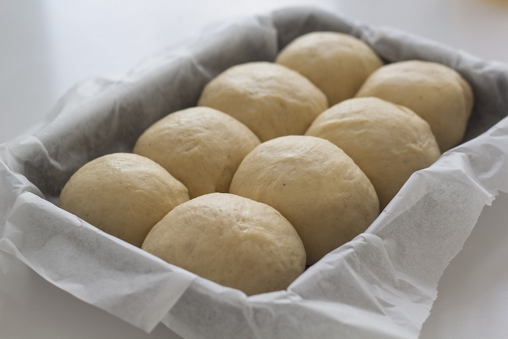 Recipe for Danish warm wheat buns / Buns (varme Hveder)