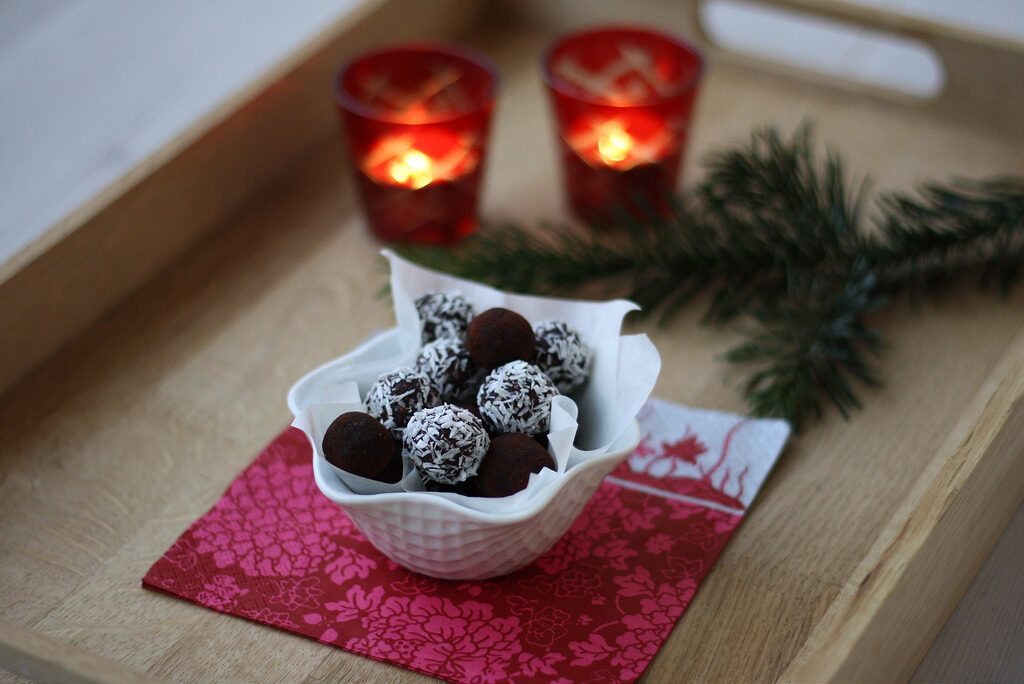 Recipe for Danish Cocoa Oat Balls (havregrynskugler)