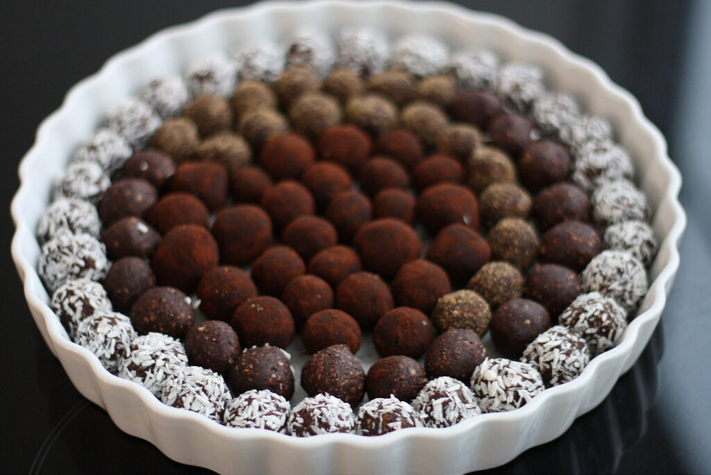 Recipe for Danish Cocoa Oat Balls (havregrynskugler)