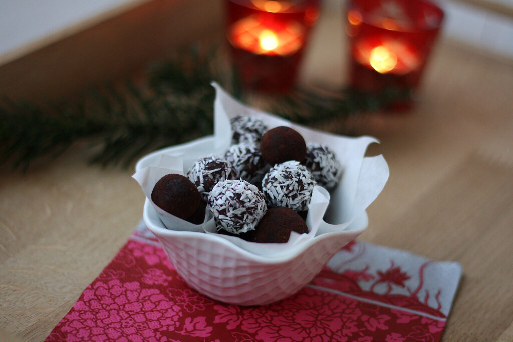 Recipe for homemade Danish Havregrynskugler (Danish Cocoa oat balls)