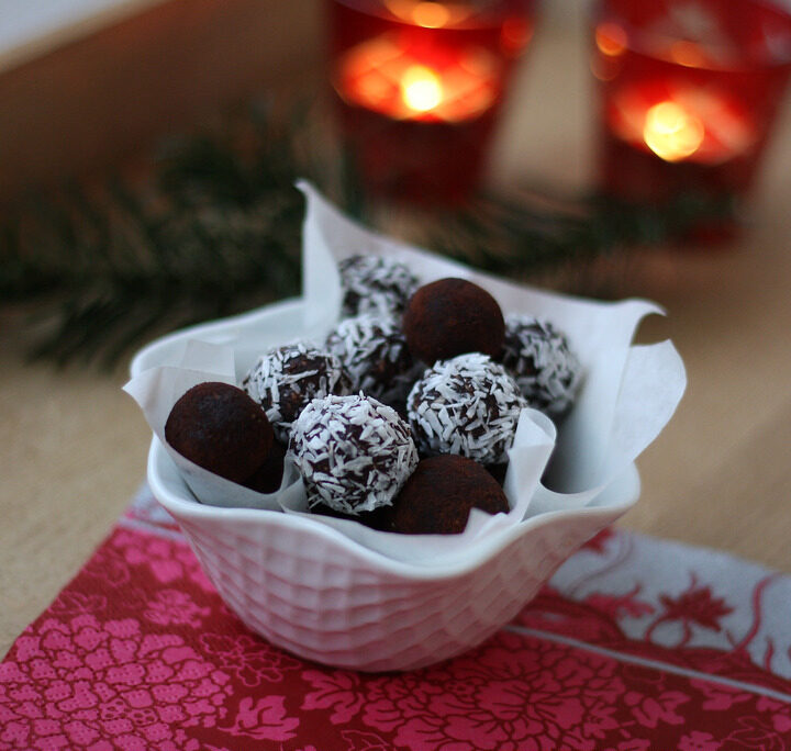 Recipe for Danish Cocoa Oat Balls (havregrynskugler)