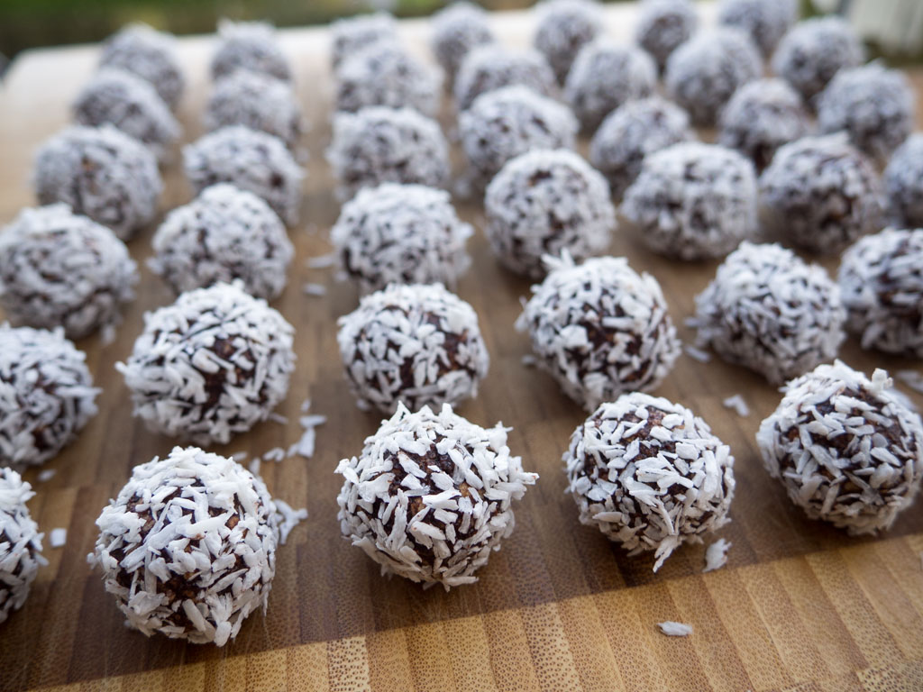 Recipe for Danish Oat Cocoa Balls (Havregrynskugler)