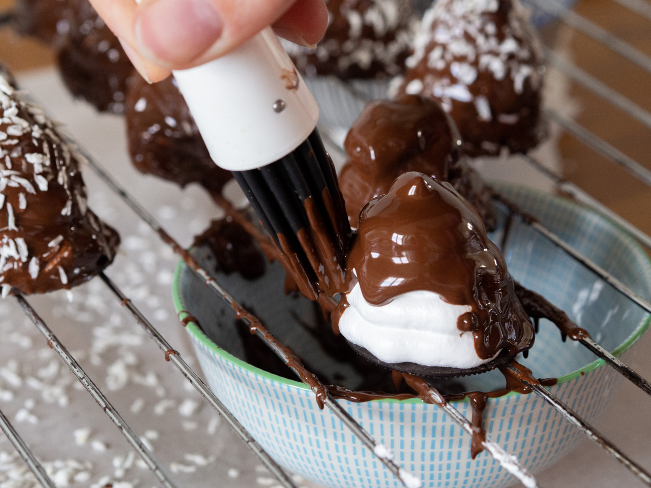 How to chocolate-coat the Flødebolle