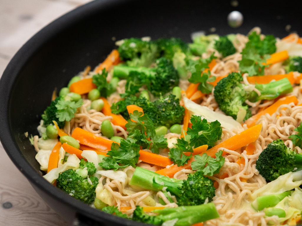 Recipe for Nordic One-pot Edamame Beans Broccoli Noodle Green Curry